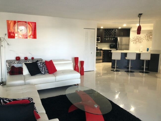 800 Parkview Dr in Hallandale Beach, FL - Building Photo - Building Photo