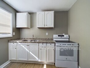 7911 E 51st St in Kansas City, MO - Building Photo - Building Photo