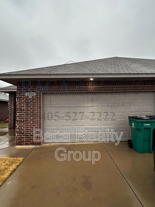 1304A Garden Gate Dr in Yukon, OK - Building Photo