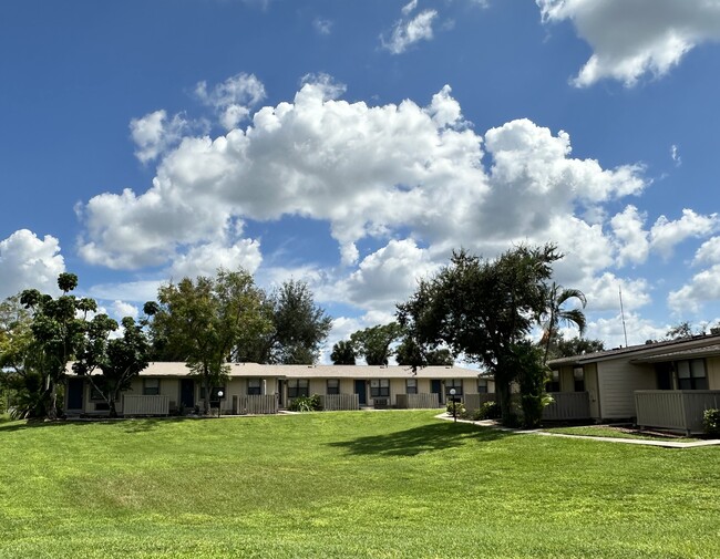 Lost Tree Apartments in Ft. Myers, FL - Foto de edificio - Building Photo