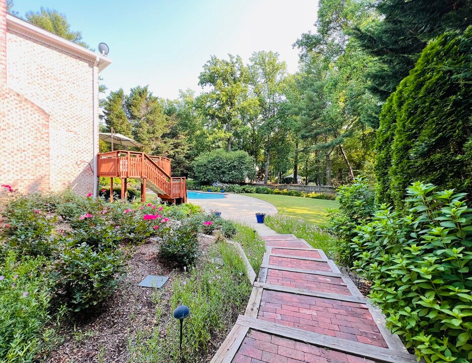 9806 Kentsdale Dr in Potomac, MD - Building Photo