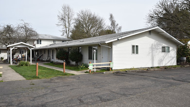 Linfield Manor in McMinnville, OR - Building Photo - Building Photo