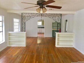 2055 W Summit Ave., Unit 3 in San Antonio, TX - Building Photo - Building Photo