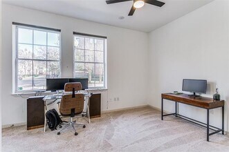 2335 Worthington St in Dallas, TX - Foto de edificio - Building Photo
