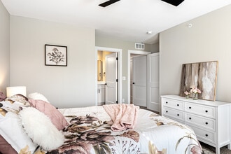 Greenwood Townhomes in Olathe, KS - Foto de edificio - Interior Photo