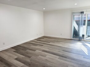 1750 Karen Ave in Las Vegas, NV - Building Photo - Building Photo