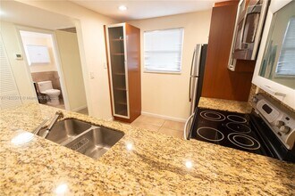 100 Edgewater Dr in Miami, FL - Building Photo - Building Photo