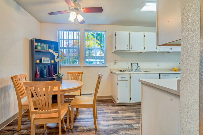 Oak Glen Apartments in Hillsboro, OR - Building Photo - Building Photo