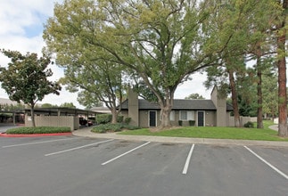 WESTWOOD VILLAGE in Manteca, CA - Foto de edificio - Building Photo