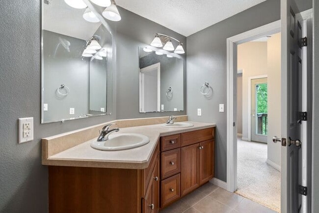 14 Hidden Meadow Ln in Iowa City, IA - Building Photo - Building Photo