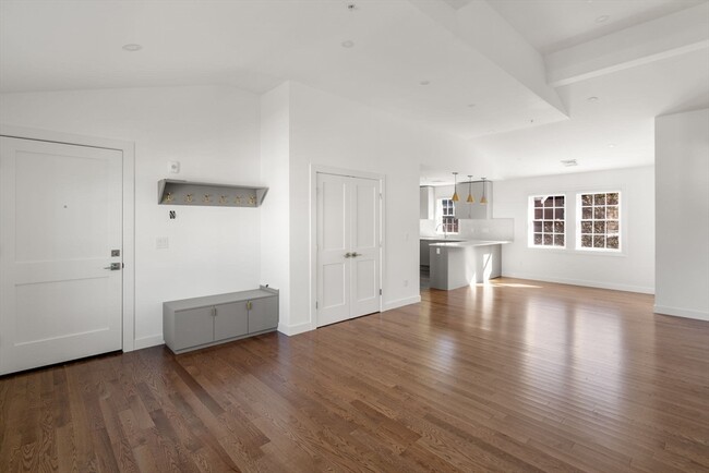 17 Main St-Unit -2 in Hopkinton, MA - Foto de edificio - Building Photo