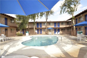 Chateau Gardens Apartments in Glendale, AZ - Building Photo - Building Photo