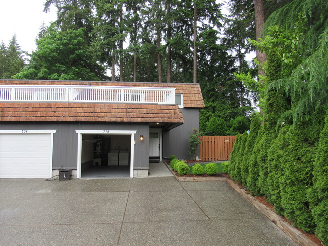 710 143rd Pl SE in Bellevue, WA - Foto de edificio - Building Photo