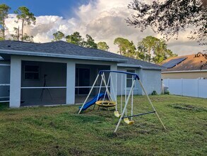 4185 Simkins Ave in North Port, FL - Foto de edificio - Building Photo
