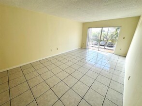 3700 NW 21st St, Unit 205 in Lauderdale Lakes, FL - Building Photo - Building Photo