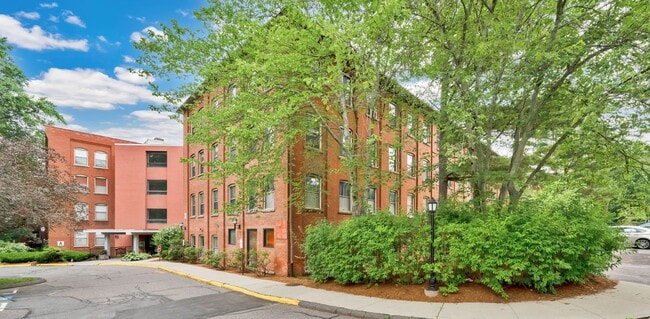 222 Williams St E, Unit 104