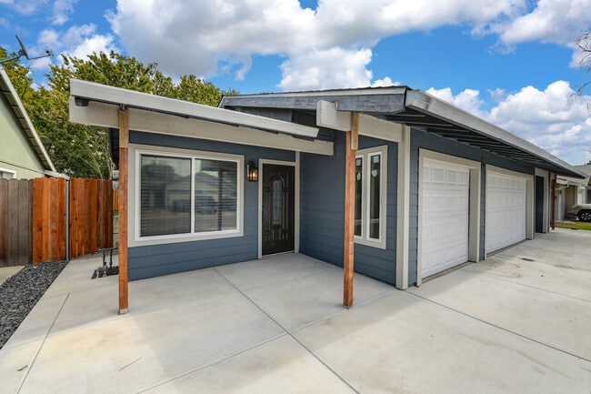 2432 Camino Garden Way in Carmichael, CA - Foto de edificio - Building Photo
