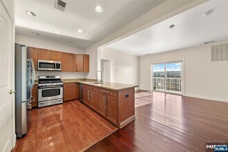 2404 Windsor Park Ct in Englewood, NJ - Building Photo - Building Photo