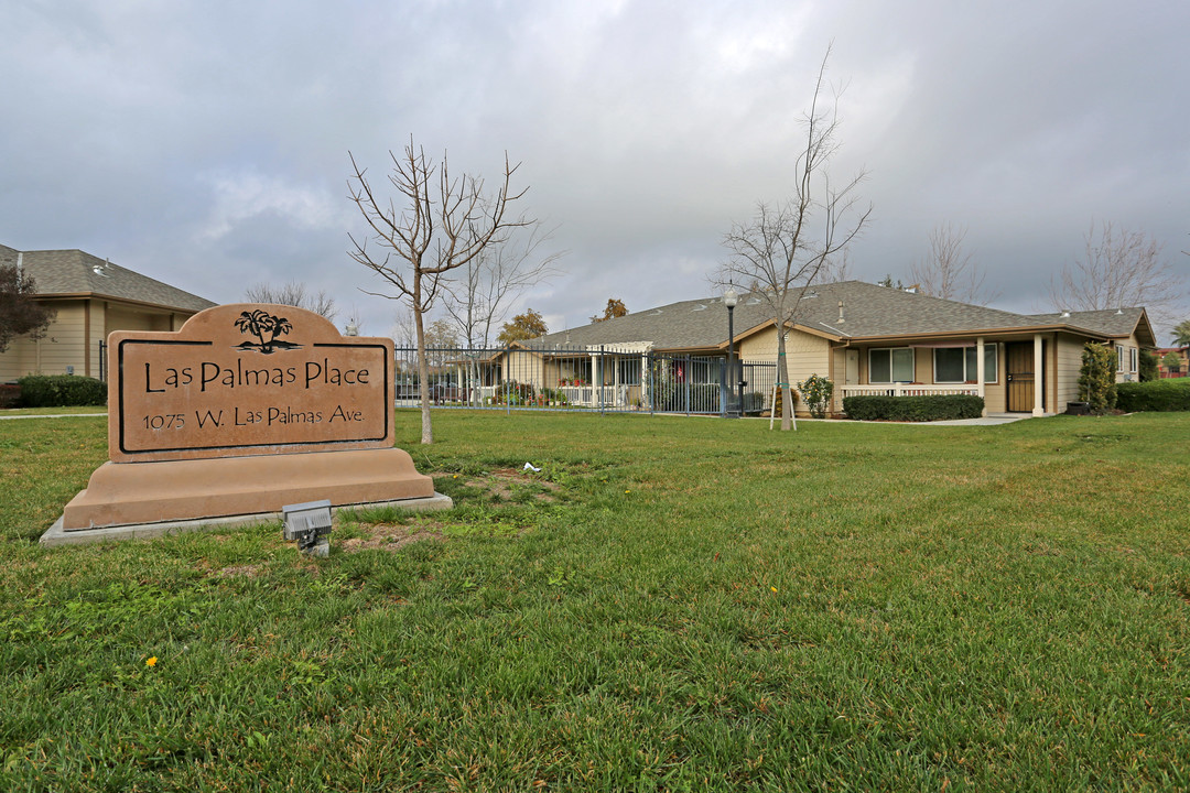 Las Palmas Senior Housing Complex in Patterson, CA - Foto de edificio