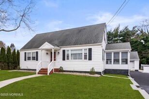 8 Nolan Dr in West Long Branch, NJ - Building Photo