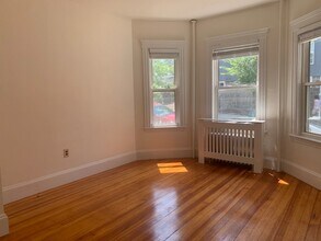 52 Percival St, Unit 1 in Boston, MA - Foto de edificio - Building Photo