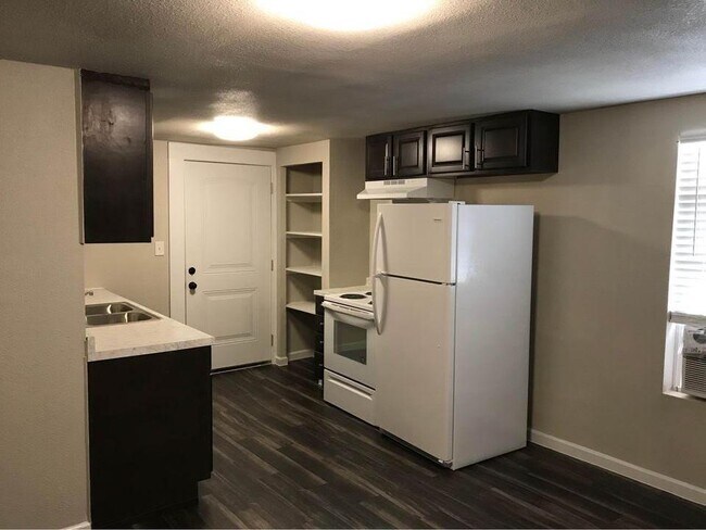 214 W Republic St in Baytown, TX - Building Photo - Building Photo
