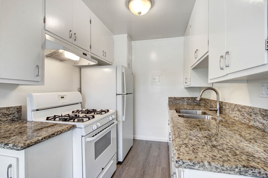 529 Montana Ave in Santa Monica, CA - Building Photo