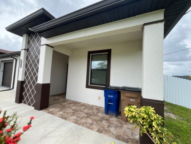 2443 Daniel Ave N in Lehigh Acres, FL - Building Photo - Building Photo