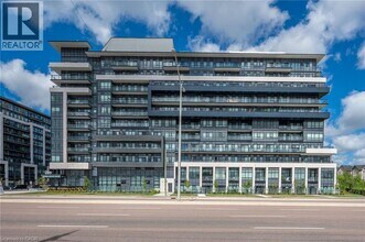 395 Dundas St W in Oakville, ON - Building Photo - Building Photo