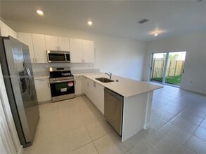 16227 SW 292nd St in Homestead, FL - Foto de edificio - Building Photo