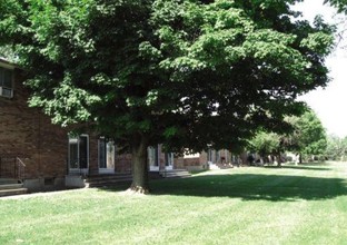 Aaron Manor Townhouse in Syracuse, NY - Building Photo - Building Photo