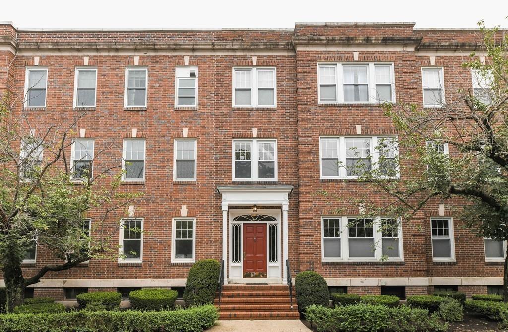 18 Alton Pl, Unit 1 in Brookline, MA - Building Photo