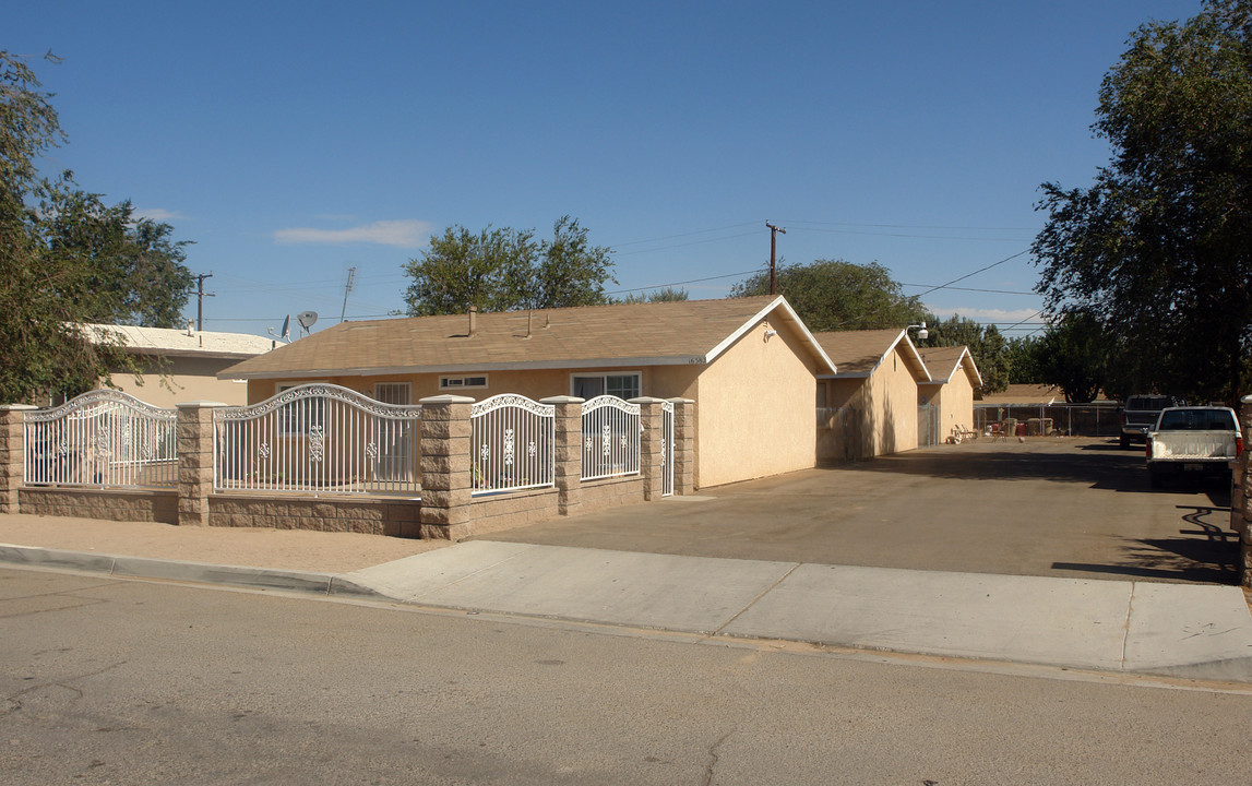 16382 Smoke Tree St in Hesperia, CA - Building Photo