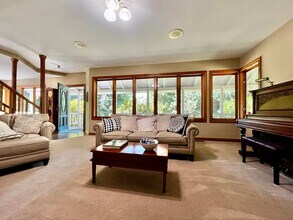 6157 NE Baker Hill Rd in Bainbridge Island, WA - Building Photo - Building Photo