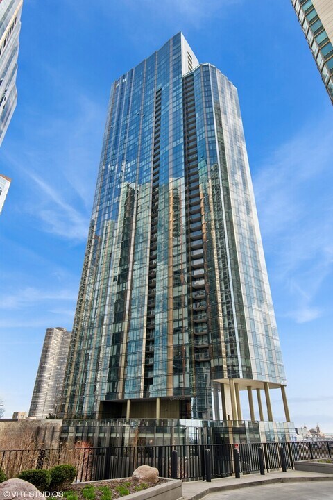 211 N Harbor Dr in Chicago, IL - Building Photo