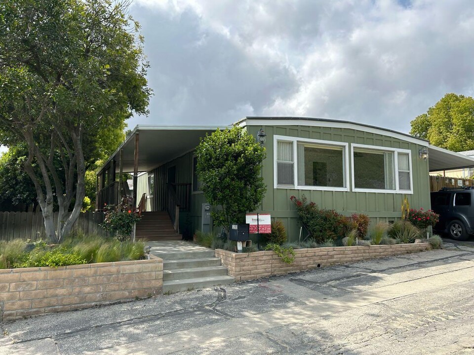 1203 Supi Ln in Topanga, CA - Building Photo
