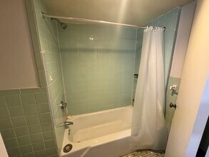 1113 Commonwealth Ave, Unit 202 in Boston, MA - Foto de edificio - Building Photo