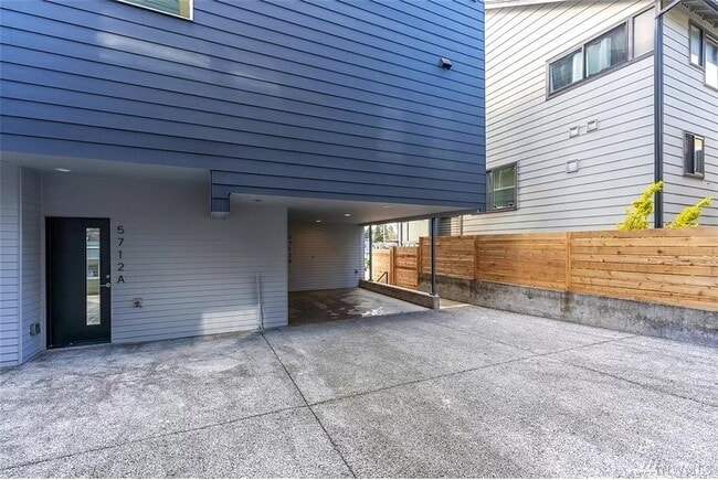5712 Roosevelt Way NE in Seattle, WA - Foto de edificio - Building Photo