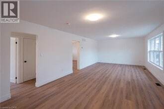 2137 Mt Forest Dr in Burlington, ON - Building Photo - Building Photo