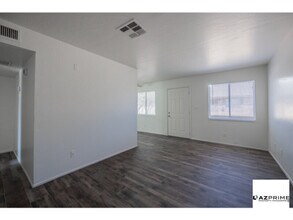 2571 E Mobile Ln in Phoenix, AZ - Building Photo - Building Photo