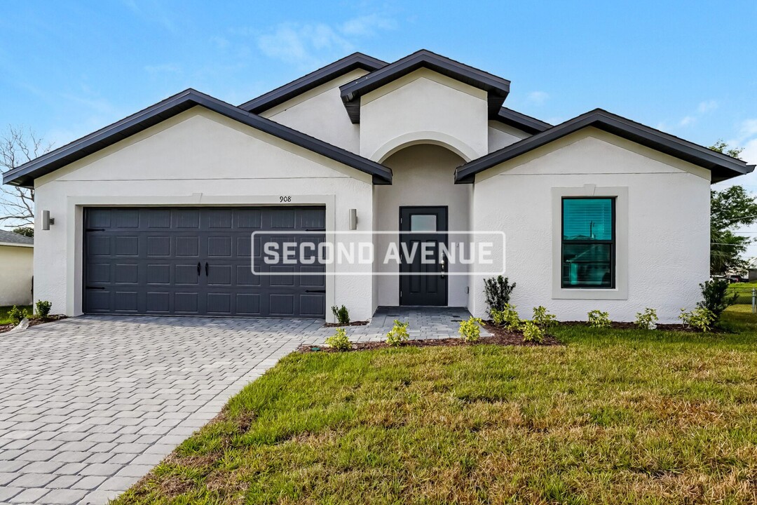 908 NE 18th St in Cape Coral, FL - Building Photo