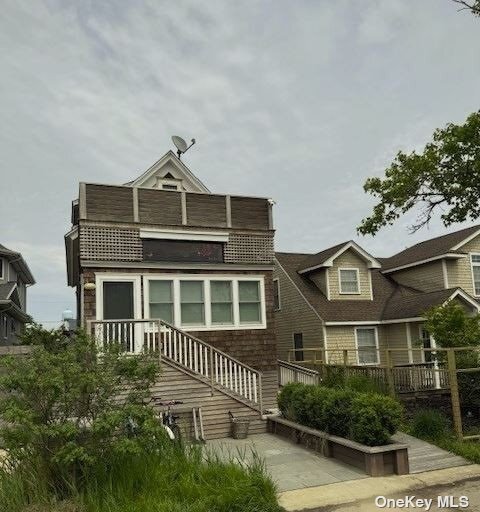 183 Wilmot Rd in Ocean Beach, NY - Foto de edificio