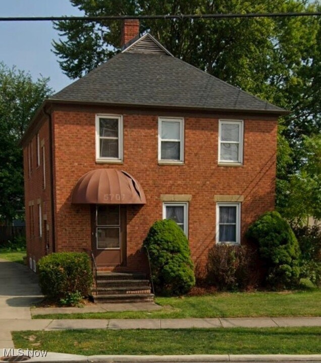 5707 Pearl Rd in Parma, OH - Building Photo