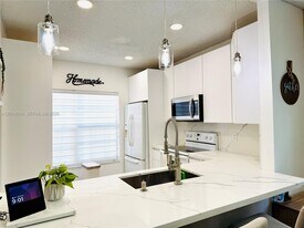 16213 Emerald Cove Rd in Weston, FL - Building Photo