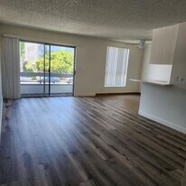 4424 Woodman Ave in Los Angeles, CA - Building Photo