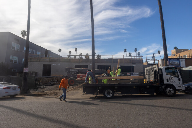 923-935 S Kenmore Ave in Los Angeles, CA - Foto de edificio - Building Photo