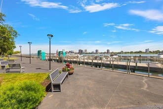 1001 W Jefferson Ave, Unit 300 8i in Detroit, MI - Building Photo - Building Photo