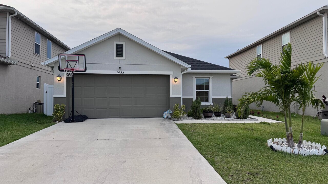 5635 NW Pine Trail Cir in Port St. Lucie, FL - Building Photo