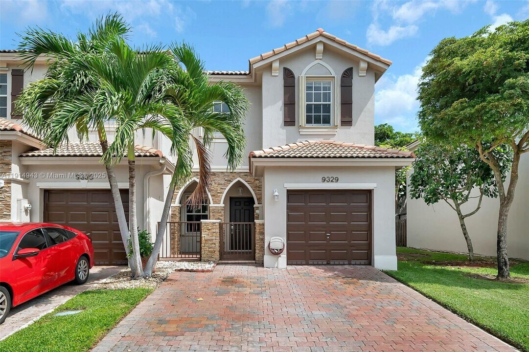 9329 SW 221st St in Cutler Bay, FL - Building Photo