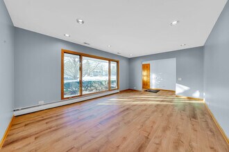 2226 Shannondale Dr in Libertyville, IL - Building Photo - Building Photo